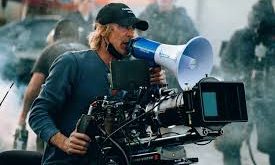 Michael Bay, aksiyon sinemasını görsel bir şölene dönüştüren, tartışmalı ama etkisi inkâr edilemeyen bir yönetmendir. Kendine özgü tarzı, gişe başarısı ve popüler kültürdeki etkisiyle modern Hollywood’un en önemli isimlerinden biri olmaya devam etmektedir.