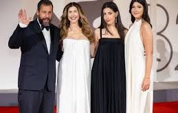 Sunny Madeline Sandler, özel hayatını büyük ölçüde medyadan uzak yaşamaktadır. Ailesiyle birlikte sade bir yaşam sürmekte, sosyal medyada sınırlı şekilde görünmektedir.