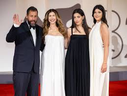 Sunny Madeline Sandler, özel hayatını büyük ölçüde medyadan uzak yaşamaktadır. Ailesiyle birlikte sade bir yaşam sürmekte, sosyal medyada sınırlı şekilde görünmektedir.