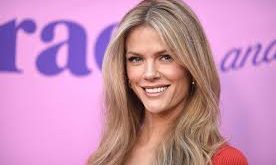 Brooklyn Decker, 2009 yılında ünlü tenisçi Andy Roddick ile evlenmiştir. Çift, magazin dünyasında örnek gösterilen ilişkilerden birine sahiptir. Decker, aile hayatını genellikle göz önünde yaşamamayı tercih etmektedir.