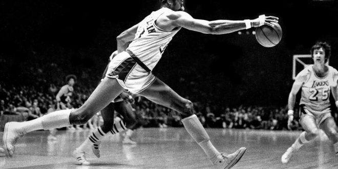 Wilt Chamberlain, sadece sayı ve ribaund rekorlarıyla değil, basketbolun fiziksel ve stratejik sınırlarını zorlamasıyla da hatırlanır. Onun devasa fiziği, oyuna etkisi ve saha içi karizması, onu tüm zamanların en etkileyici sporcularından biri haline getirmiştir.