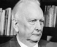 Karl Jaspers, insanın kendini, dünyayı ve hakikati anlama çabasını merkeze alan bütüncül bir düşünürdür. Psikiyatri ile felsefeyi bir araya getirerek insanın yalnızca bir nesne değil, anlam arayan bir varlık olduğunu göstermiştir. Bu yönüyle Jaspers, modern düşüncede insanın varoluşunu anlamaya yönelik en derin ve etkili yaklaşımlardan birini sunmuştur.