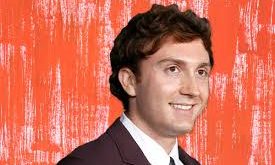 Daryl Sabara, özel hayatını genellikle göz önünde yaşamamayı tercih eder. Ancak sosyal medya ve röportajlarda kişisel ilgi alanlarını ve hobilerini paylaşarak hayranlarıyla samimi bir bağ kurar.