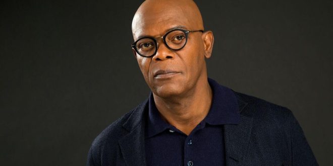 Samuel L. Jackson, Hollywood’da siyahi oyuncuların öncüsü ve rol modeli olarak kabul edilir. Oyunculuğu, kariyeri boyunca toplumsal temaları, karakter çeşitliliğini ve kültürel farkındalığı desteklemiştir.