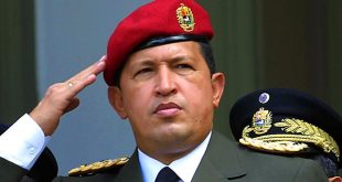 Hugo Chávez, Venezuela tarihinin en etkili ve tartışmalı liderlerinden biridir. Destekçileri onu yoksulların savunucusu, bağımsızlıkçı ve devrimci bir lider olarak görürken; eleştirmenleri otoriterleşme, ekonomik yönetim sorunları ve toplumsal kutuplaşmadan sorumlu tutmaktadır. Chávez’in mirası, Venezuela ve Latin Amerika siyasetinde uzun yıllar boyunca tartışılmaya devam edecektir.