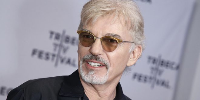 Billy Bob Thornton’u diğer Hollywood yıldızlarından ayıran en önemli özellik, kalıplara sığmayan karakterleri cesurca canlandırmasıdır. Ana akım rollere bağlı kalmak yerine, riskli ve derinliği olan projeleri tercih etmesi onu sinema dünyasında özgün bir konuma taşımıştır.