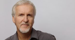 James Cameron, özel hayatını büyük ölçüde gözlerden uzak yaşamaktadır. Çevre koruma, okyanusların korunması ve sürdürülebilirlik konularında aktif çalışmalar yürütmektedir. Aynı zamanda vegan yaşam tarzını benimsemesiyle de bilinmektedir.