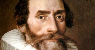 Johannes Kepler, bilim dünyasında çok önemli bir figürdür. Gezegenlerin hareketini açıklayan yasaları ve modern astronomiye yaptığı katkılar, onu tarihsel olarak büyük bir öneme sahip kılmıştır. Kepler, yalnızca dönemin ötesinde bir bilim insanı olmakla kalmamış, aynı zamanda bilimsel devriminin temel taşlarını atmıştır. Onun çalışmaları, Isaac Newton’un evrensel çekim yasasına giden yolu açmış ve modern fizik ve astronominin temellerini atmıştır. Kepler’in mirası, insanlığın evreni anlama çabasında önemli bir kilometre taşı olarak kalmaya devam etmektedir.
