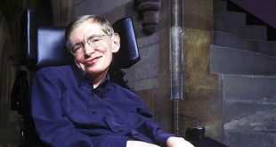 Stephen Hawking, evrenin sırlarını keşfetmeye adamış bir bilim insanı ve modern kozmolojinin en parlak isimlerinden biridir. Zorluklara rağmen bilimsel araştırmalarını sürdüren Hawking, hem bilime hem de insan ruhuna ilham vermiştir.