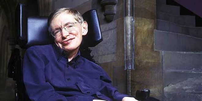 Stephen Hawking, evrenin sırlarını keşfetmeye adamış bir bilim insanı ve modern kozmolojinin en parlak isimlerinden biridir. Zorluklara rağmen bilimsel araştırmalarını sürdüren Hawking, hem bilime hem de insan ruhuna ilham vermiştir.