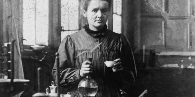 Marie Curie, bilimsel merak, azim ve disiplinin simgesidir. Radyasyon bilimi ve radyoaktif elementlerin keşfiyle hem insanlığa hizmet etmiş hem de bilim tarihinde kalıcı bir yer edinmiştir. Onun hayatı, bilimde cinsiyet ayrımcılığına rağmen başarıya ulaşmanın ve insanlığa katkıda bulunmanın ilham verici bir örneğidir.