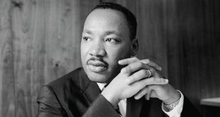 Martin Luther King Jr.’ın mirası, yalnızca Amerika Birleşik Devletleri ile sınırlı kalmamış, tüm dünyada özgürlük, adalet ve eşitlik mücadelesi veren insanlara ilham vermiştir. Bugün onun adı, barışçıl direnişin ve insan onuruna saygının evrensel bir simgesi olarak anılmaktadır.