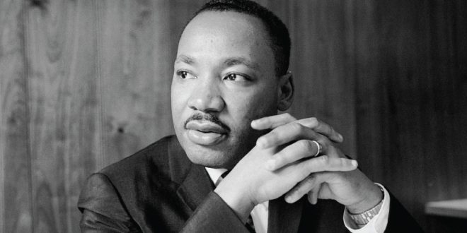 Martin Luther King Jr.’ın mirası, yalnızca Amerika Birleşik Devletleri ile sınırlı kalmamış, tüm dünyada özgürlük, adalet ve eşitlik mücadelesi veren insanlara ilham vermiştir. Bugün onun adı, barışçıl direnişin ve insan onuruna saygının evrensel bir simgesi olarak anılmaktadır.