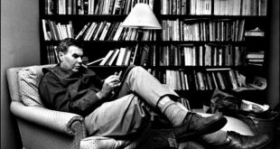 Raymond Carver, az sözle çok şey anlatabilen, sessizlikleri ve eksiklikleri bir anlatım aracına dönüştüren özgün bir yazardır. Yaşamının zorluklarını edebiyatına samimiyetle yansıtmış; modern insanın yalnızlığını ve kırılganlığını sade ama çarpıcı bir biçimde gözler önüne sermiştir. Bu özellikleriyle Carver, kısa öykü türünün unutulmaz isimleri arasında yer alır.