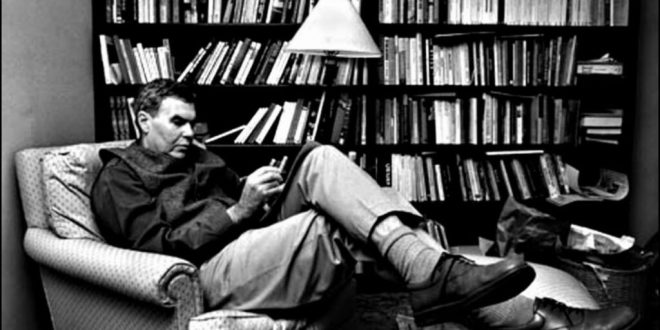 Raymond Carver, az sözle çok şey anlatabilen, sessizlikleri ve eksiklikleri bir anlatım aracına dönüştüren özgün bir yazardır. Yaşamının zorluklarını edebiyatına samimiyetle yansıtmış; modern insanın yalnızlığını ve kırılganlığını sade ama çarpıcı bir biçimde gözler önüne sermiştir. Bu özellikleriyle Carver, kısa öykü türünün unutulmaz isimleri arasında yer alır.