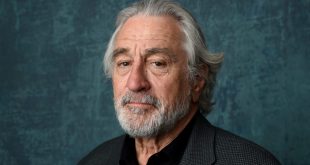 Oyunculuğun yanı sıra yapımcı kimliğiyle de öne çıkan De Niro, Tribeca Film Festivali’nin kurucularından biridir. Festival, bağımsız sinemanın gelişimine önemli katkılar sağlamaktadır.