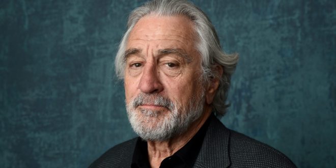 Oyunculuğun yanı sıra yapımcı kimliğiyle de öne çıkan De Niro, Tribeca Film Festivali’nin kurucularından biridir. Festival, bağımsız sinemanın gelişimine önemli katkılar sağlamaktadır.
