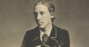Robert Louis Stevenson, macerayı bir kaçış değil, insanı anlama yolu olarak kullanan bir yazardır. Onun dünyasında denizler, adalar ve gizemli sokaklar kadar insan ruhunun karanlık köşeleri de keşfedilmeyi bekler. Stevenson’ı okumak, hem çocukluk coşkusunu hem de yetişkinliğin huzursuz sorularını aynı anda hissetmektir.