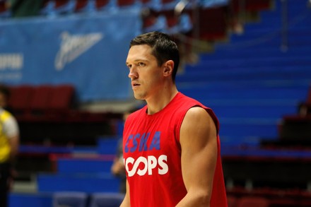 Semyon Antonov, basketbolda istatistiklerden çok takım oyununa yaptığı katkılarla tanınan bir oyuncudur. Savunmadaki çok yönlülüğü, sahadaki disiplini ve takım için oynama anlayışı, onu Rus basketbolunun güvenilir isimlerinden biri yapar.