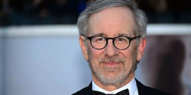 Spielberg, 1960’ların sonlarında televizyon projeleri ve kısa filmler üzerinde çalışarak kariyerine adım atmıştır. İlk büyük çıkışını 1975 yapımı “Jaws (Deniz Canavarı)” filmiyle yapmıştır. Bu film, gişe rekorları kırmış ve modern blockbuster sinemasının öncüsü olarak kabul edilmiştir.