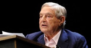 George Soros, yalnızca bir finansçı değil; aynı zamanda fikirleri, bağışları ve siyasi duruşuyla küresel ölçekte etkili bir figürdür. Kimileri için demokrasi ve özgürlük savunucusu, kimileri için ise tartışmalı bir güç odağıdır. Ancak tartışmasız olan gerçek şudur: