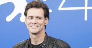Jim Carrey, özel hayatında da sıra dışı bir kişilik olarak bilinir. Felsefe, spiritüellik ve kişisel gelişim konularına olan ilgisiyle sık sık gündeme gelmiştir.