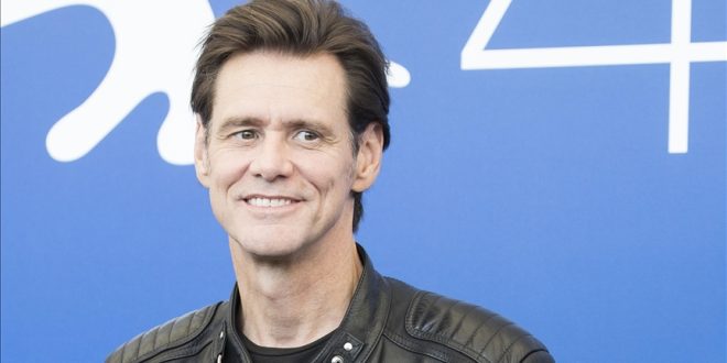 Jim Carrey, özel hayatında da sıra dışı bir kişilik olarak bilinir. Felsefe, spiritüellik ve kişisel gelişim konularına olan ilgisiyle sık sık gündeme gelmiştir.