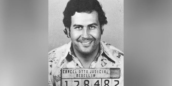 Pablo Escobar, bugün hâlâ kitaplara, belgesellere ve dizilere konu olmaktadır. Ancak ardında bıraktığı miras; büyük bir servetten çok, on binlerce insanın hayatını etkileyen şiddet, korku ve toplumsal travmadır. Escobar’ın hikâyesi, organize suçun bir ülkeyi nasıl derinden sarsabileceğinin çarpıcı bir örneği olarak tarihteki yerini korumaktadır.