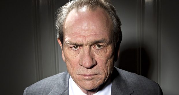 Tommy Lee Jones, medyadan uzak ve sade bir yaşam sürmeyi tercih eden bir sanatçıdır. Texas’taki çiftliğinde yaşamayı seven oyuncu, atçılık ve polo sporlarıyla ilgilenmektedir. Disiplinli, ciddi ve mesafeli kişiliği, kamera arkasında da sıkça dile getirilen özellikleri arasındadır.
