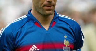 Zinédine Zidane, futbolu sadece bir spor değil, bir sanat biçimi olarak oynayabilen nadir oyunculardan biridir. Hem saha içindeki performansı hem de saha dışındaki duruşu ile nesiller boyu futbolseverler tarafından hatırlanacaktır.