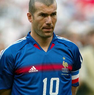 Zinédine Zidane, futbolu sadece bir spor değil, bir sanat biçimi olarak oynayabilen nadir oyunculardan biridir. Hem saha içindeki performansı hem de saha dışındaki duruşu ile nesiller boyu futbolseverler tarafından hatırlanacaktır.