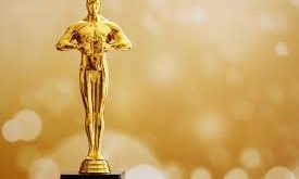 Oscar Ödülleri, sinema dünyasının en prestijli ve en çok beklenen ödüllerinden biridir. Resmi adıyla Academy Awards (Akademi Ödülleri) olarak bilinen bu ödül, her yıl Hollywood’un en başarılı filmlerini, oyuncularını, yönetmenlerini ve diğer sinema profesyonellerini ödüllendirmek amacıyla verilir. Oscar Ödülleri, sinema sanatının gelişimini kutlamak, sektördeki en iyi isimleri tanımak ve dünya çapında sinema endüstrisinin standartlarını belirlemek için büyük bir öneme sahiptir.