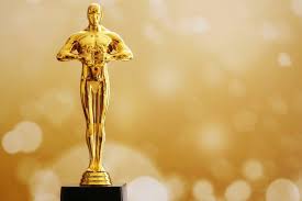 Oscar Ödülleri, sinema dünyasının en prestijli ve en çok beklenen ödüllerinden biridir. Resmi adıyla Academy Awards (Akademi Ödülleri) olarak bilinen bu ödül, her yıl Hollywood’un en başarılı filmlerini, oyuncularını, yönetmenlerini ve diğer sinema profesyonellerini ödüllendirmek amacıyla verilir. Oscar Ödülleri, sinema sanatının gelişimini kutlamak, sektördeki en iyi isimleri tanımak ve dünya çapında sinema endüstrisinin standartlarını belirlemek için büyük bir öneme sahiptir.