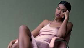 Amber Mark, müzikle olan bağını çocukluk yıllarında kurmaya başlamış ve ergenlik döneminde şarkı yazmaya başlamıştır. Özellikle annesinin kaybı, müzik kariyerine olan bakış açısını derinden etkilemiş ve ona kişisel bir ifade biçimi kazandırmıştır. Amber Mark, müziği sayesinde duygusal acıları ve yaşamının zorluklarını aşmayı başarmıştır.