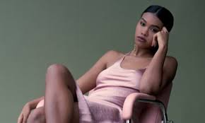 Amber Mark, müzikle olan bağını çocukluk yıllarında kurmaya başlamış ve ergenlik döneminde şarkı yazmaya başlamıştır. Özellikle annesinin kaybı, müzik kariyerine olan bakış açısını derinden etkilemiş ve ona kişisel bir ifade biçimi kazandırmıştır. Amber Mark, müziği sayesinde duygusal acıları ve yaşamının zorluklarını aşmayı başarmıştır.