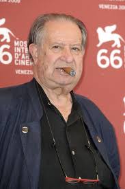 Tinto Brass, asıl adıyla Giuseppe Brass, 26 Mart 1933 tarihinde Milano, İtalya’da doğmuştur. Küçük yaşlardan itibaren sanat ve sinemaya ilgi duyan Brass, Roma’daki Centro Sperimentale di Cinematografia’da eğitim alarak yönetmenlik kariyerine adım atmıştır.