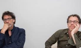 Bu, liberal meritokrasiye doğrudan bir darbedir. Eğitim, zeka, farkındalık ve “doğru zevkler” hayatta kalmayı garanti etmez.