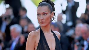 Hadid’in kariyerindeki önemli dönüm noktalarından biri, 2015 yılında büyük bir çıkış yaparak "New York Moda Haftası" gibi prestijli defilelerde yer almasıdır. O günden itibaren, Bella Hadid, hızla popülerleşmiş ve dünyaca ünlü markalarla işbirlikleri yaparak modellik kariyerinde sağlam bir yer edinmiştir.