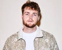 Alex Warren, sosyal medya kariyerine TikTok'ta kısa videolar paylaşarak başlamıştır. Hızla popülerleşen içerikleri, onun YouTube ve Instagram gibi diğer platformlarda da takip edilmesine yol açmıştır.