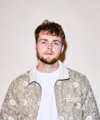 Alex Warren, sosyal medya kariyerine TikTok'ta kısa videolar paylaşarak başlamıştır. Hızla popülerleşen içerikleri, onun YouTube ve Instagram gibi diğer platformlarda da takip edilmesine yol açmıştır.