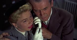 Alfred Hitchcock, Çok Şey Bilen Adam’da gerilim yaratma konusunda olağanüstü bir ustalık sergiler. Filmdeki mekân kullanımı, özellikle yabancı bir ülkede geçen olaylarla birlikte, McKenna ailesinin yalnızlık duygusunu ve tehlike altındaki halleri mükemmel bir şekilde yansıtır.