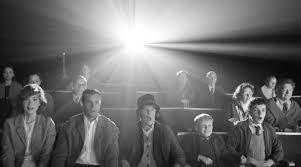 Bir filmin görsel estetiği, hem sinematografik hem de prodüksiyon tasarımı açısından önemlidir. Görsel tasarım, filmin atmosferini oluşturur ve film dünyasına dair algıyı şekillendirir. Bir filmdeki kostümler, set tasarımları ve renk kullanımı, izleyicinin filmle kurduğu bağın güçlenmesini sağlar.