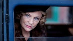 Jacqueline Bisset, yalnızca güzelliğiyle değil; zarafeti, zekâsı ve seçici oyunculuk anlayışıyla sinema tarihinde kalıcı bir yer edinmiştir.