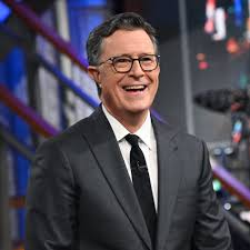 Stephen Colbert, Washington D.C.’de doğmuş ve Charleston, Güney Carolina'da büyümüştür. Üniversite eğitimini Northwestern Üniversitesi'nde tamamladıktan sonra, komedi dünyasında kendini geliştirmeye karar vermiştir.