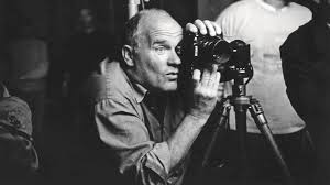 Peter Lindbergh, sanat ve fotoğrafçılıkla ilgilenmeye genç yaşlarda başlamıştır. Öncelikle ressamlık eğitimi almış, daha sonra fotoğrafçılığa yönelmiştir. 1970'lerin sonlarına doğru Paris'e taşınan Lindbergh, burada fotoğrafçılık kariyerine adım atmıştır. Başlangıçta çeşitli dergi ve modellik ajanslarıyla işbirlikleri yaparak, özgün tarzını geliştirmiştir.