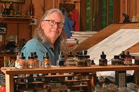 Charles Vess, sanat tarzında suluboya, tuzlu dokular ve gölgelerle oluşturulmuş derinlik gibi teknikleri kullanarak belirgin bir stil geliştirmiştir. Vess’in çizimlerinde genellikle fantastik yaratıklar, peri dünyaları, mitolojik figürler ve doğa unsurları öne çıkar. Bu unsurlar, onun çizimlerine bir masalsı hava katmaktadır. Ayrıca, çizgilerindeki zariflik ve detaylı işçilik, Vess’i diğer çizgi roman sanatçılarından ayıran önemli bir özelliktir.
