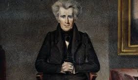Andrew Jackson, zor bir çocukluk geçirmiştir. Annesi ve ablası, Amerikan Bağımsızlık Savaşı sırasında İngilizler tarafından tutuklanmış ve Jackson, henüz bir çocukken hem annesini hem de babasını kaybetmiştir. Bu zor şartlar, Jackson’ın kişiliğini şekillendirmiş ve hayatta kalma içgüdüsünü geliştirmesine yol açmıştır.