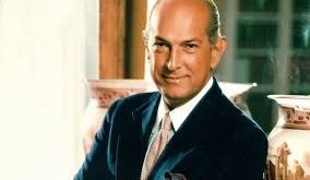 Paris’teki eğitiminden sonra, Oscar de la Renta, New York'ta kariyerine başlamış ve burada, dönemin ünlü tasarımcılarından Balenciaga ve Pierre Balmain’ın yanında çalışmıştır. Ancak, asıl büyük çıkışını 1960'ların başında balo elbiseleri ve lüks akşam kıyafetleri ile yapmıştır.