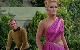 Leslie Parrish, 1950'lerin sonlarından itibaren Hollywood’un tanınmış isimlerinden biri olmayı başarmıştır. Kariyerinin zirveye ulaştığı yıllar, 1960’lar ve 1970'lerdir. Parrish, bu dönemde pek çok önemli filmde rol almış ve sinema dünyasında kendine sağlam bir yer edinmiştir. "The Manchurian Candidate" (1962) gibi kült yapımlarda gösterdiği performansla geniş bir izleyici kitlesine ulaşmıştır. Bu filmdeki rolü, ona Hollywood’da kalıcı bir yer edinmesini sağlamıştır.