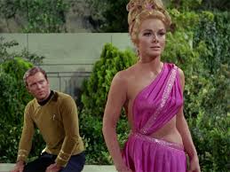 Leslie Parrish, 1950'lerin sonlarından itibaren Hollywood’un tanınmış isimlerinden biri olmayı başarmıştır. Kariyerinin zirveye ulaştığı yıllar, 1960’lar ve 1970'lerdir. Parrish, bu dönemde pek çok önemli filmde rol almış ve sinema dünyasında kendine sağlam bir yer edinmiştir. "The Manchurian Candidate" (1962) gibi kült yapımlarda gösterdiği performansla geniş bir izleyici kitlesine ulaşmıştır. Bu filmdeki rolü, ona Hollywood’da kalıcı bir yer edinmesini sağlamıştır.